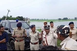 Murshidabad flood: मुर्शिदाबाद के कुए नदी के उफान और भारी बारिश से बाढ़ जैसे हालात बन गए हैं। सैकड़ों घर जलमग्न और हजारों हेक्टेयर फसल बर्बाद होने के बाद एसपी ने प्रभावित इलाकों का दौरा किया।