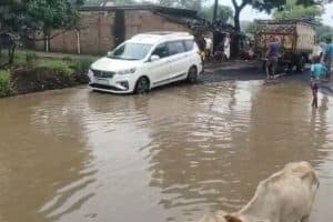 Farakka Jharkhand road bad condition: फराक्का और झारखंड को जोड़ने वाली मुख्य सड़क जलभराव और कीचड़ से बदहाल रोज हो रहे हादसे स्थानीय लोगों ने की जल्द मरम्मत की मांग।