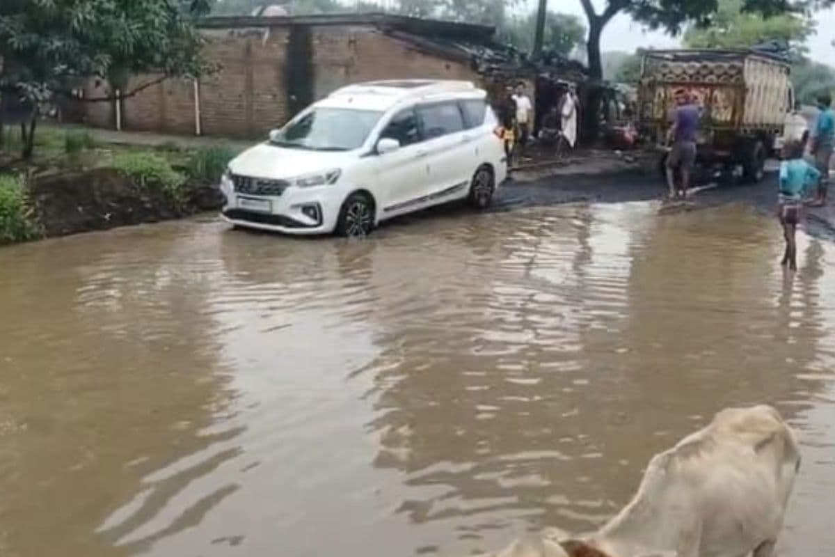 फराक्का-झारखंड मुख्य सड़क बदहाल, जलभराव और कीचड़ से थमा आवागमन