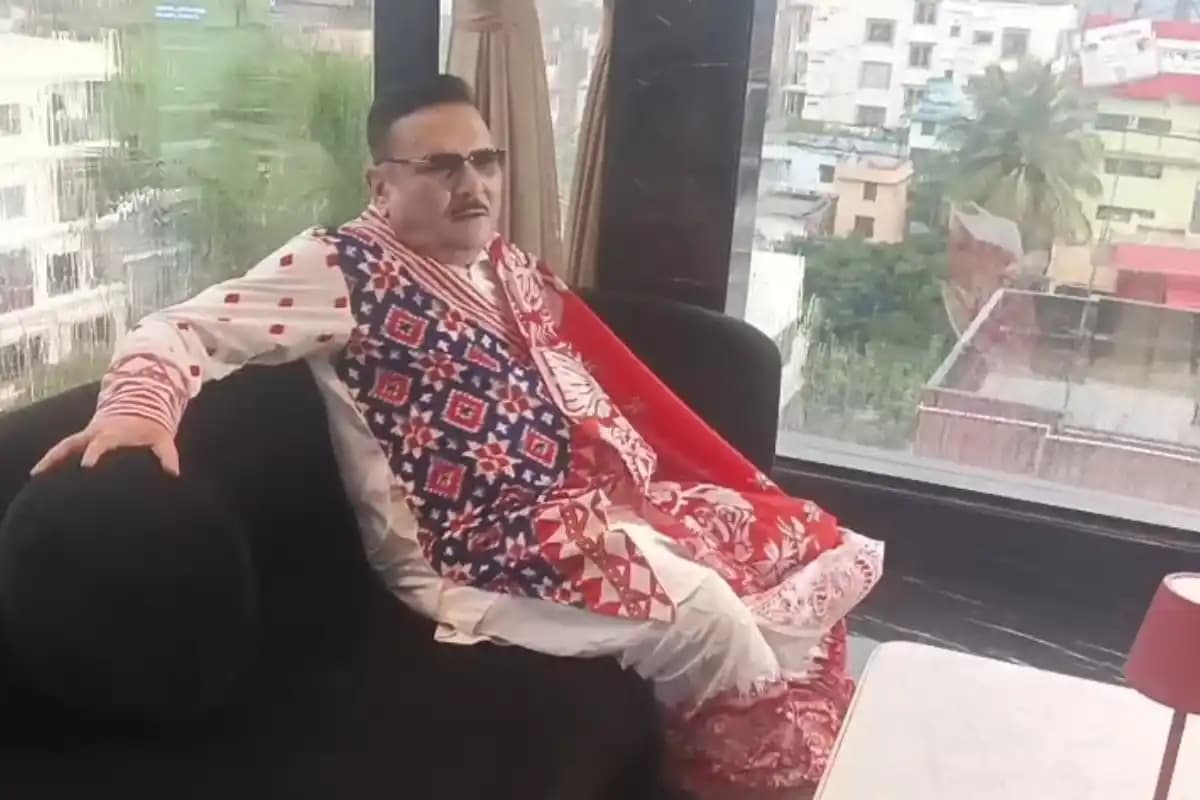 कोलकाता में मदन मित्रा का पूजा फैशन अंदाज, रैंप वॉक और गाने से बटोरी चर्चा
