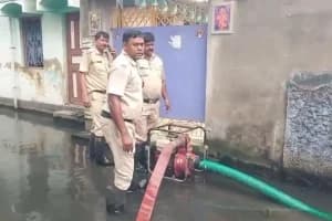 Howrah Shibpur Baltikuri Waterlogging: हावड़ा के शिवपुर में अब भी जलभराव, दमकल की मदद से पानी निकालने का काम शुरू