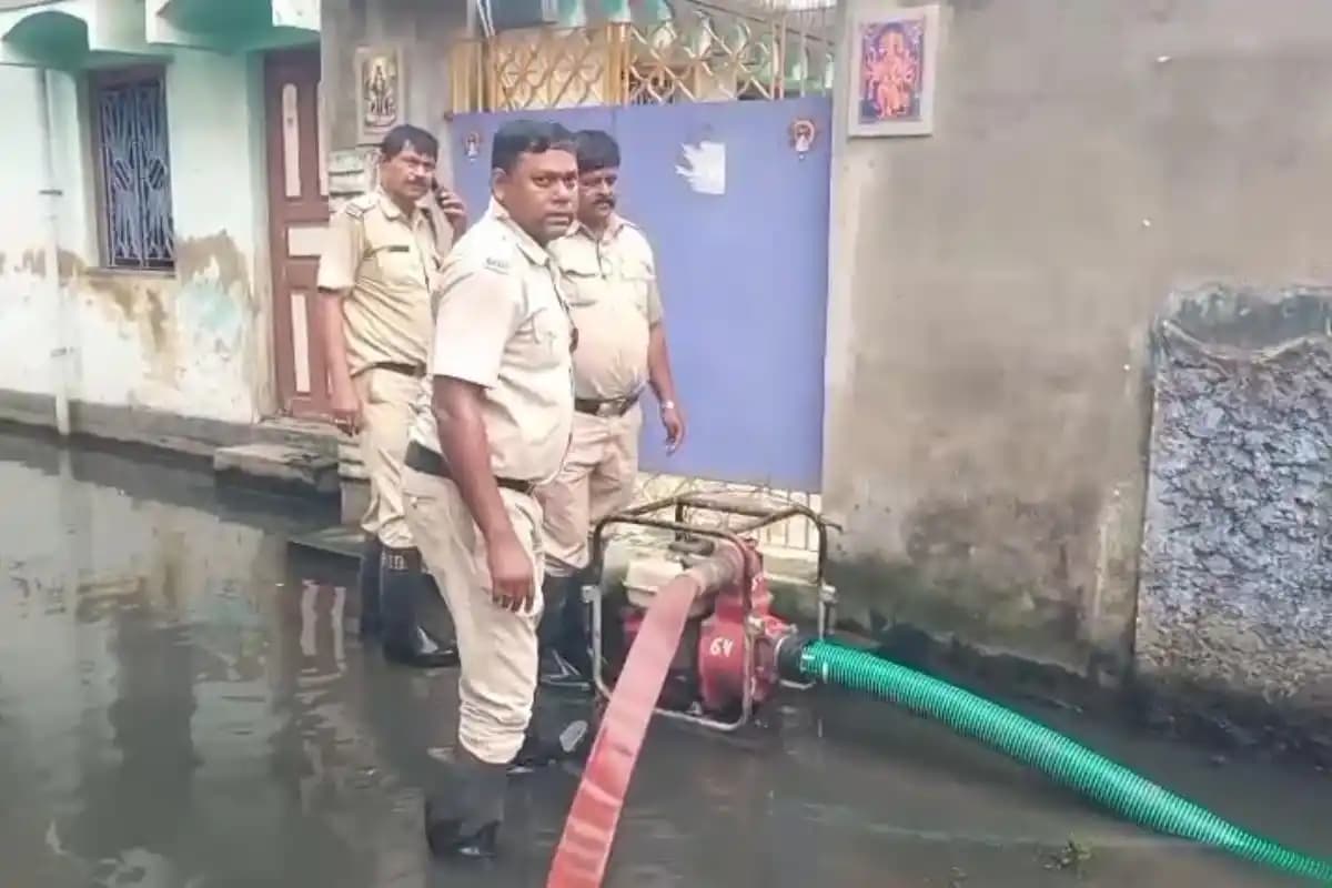हावड़ा के शिवपुर में अब भी जलभराव, दमकल की मदद से पानी निकालने का काम शुरू