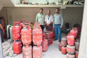 Nagpur illegal gas cylinder refilling raid: नागपुर में अवैध गैस सिलेंडर रिफिलिंग पर उड़न दस्ते की बड़ी कार्रवाई, 400 से अधिक सिलेंडर मिले