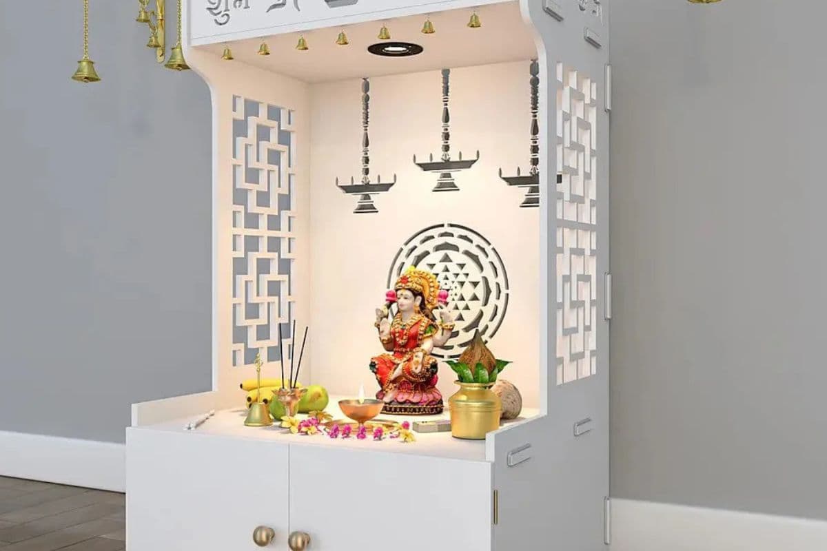 घर के मंदिर में इन चीजों को रखने से आती है सुख-समृद्धि, बनी रहती है मां लक्ष्मी की कृपा