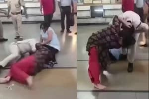 Netaji Metro Station Kolkata woman passenger RPF clash: कोलकाता के नेताजी मेट्रो स्टेशन पर महिला यात्री और आरपीएफ कर्मी में मारपीट, वीडियो वायरल