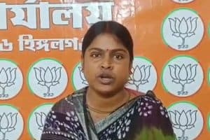 Rekha Patra Controversy: संदेशखाली की भाजपा विधायक रेखा पात्रा ने अपनी ही पार्टी के जिला नेतृत्व पर गंभीर आरोप लगाए हैं। उन्होंने कहा कि कम पढ़ी-लिखी होने के कारण पार्टी के नेता उन्हें लगातार अपमानित करते हैं और मिसगाइड करते हैं।