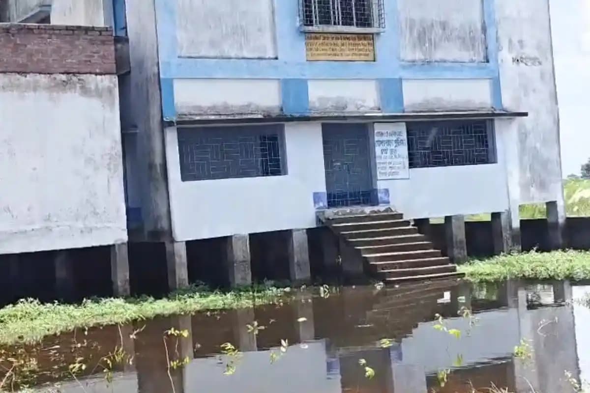 मुर्शिदाबाद के गोदापाड़ा पुलिया उच्च विद्यालय में फिर जलजमाव, 2000 से जारी है परेशानी
