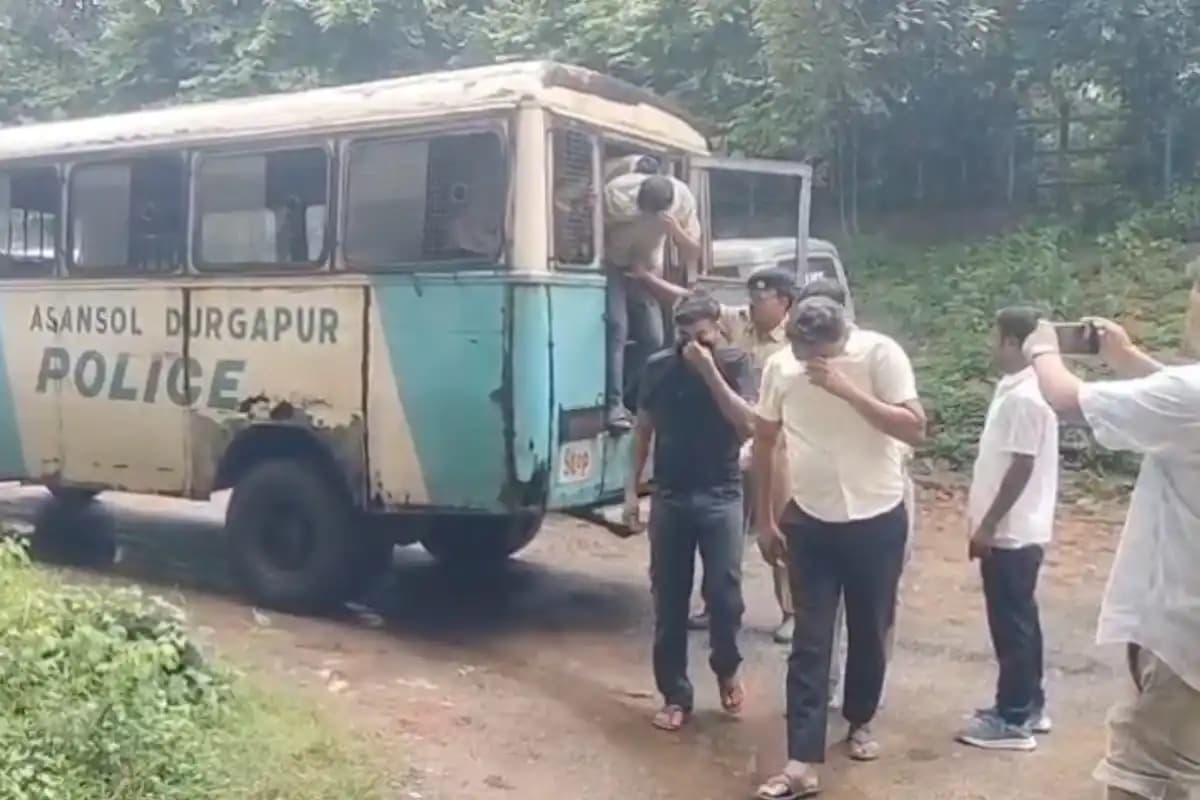 पश्चिम बर्धमान समाचार: दुर्गापुर में साइबर ठगी के आरोप में 10 गिरफ्तार, जामताड़ा से जुड़े तार