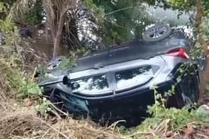 Kolkata Car Accident Bagjola Canal Jatragachi: यात्रागाछी स्कूल के पास कार डिवाइडर से टकराकर बागजोला खाल में गिरी, स्थानीय लोगों ने तीन लोगों को सुरक्षित बाहर निकाला।