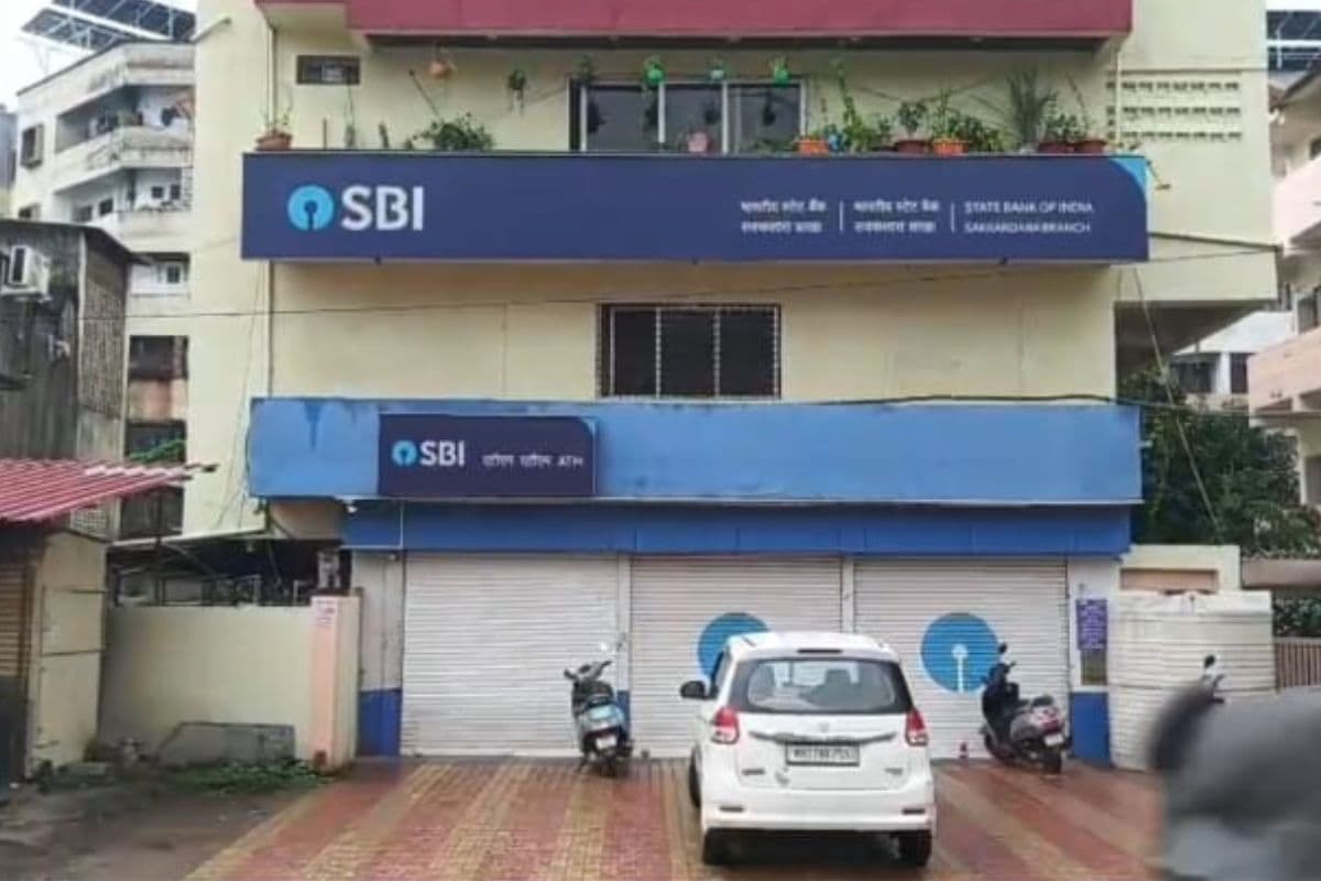 फिल्मी स्टाइल में एसबीआई बैंक में लूट, आंखों में मिर्च पाउडर झोंककर उड़ाए 4.53 लाख