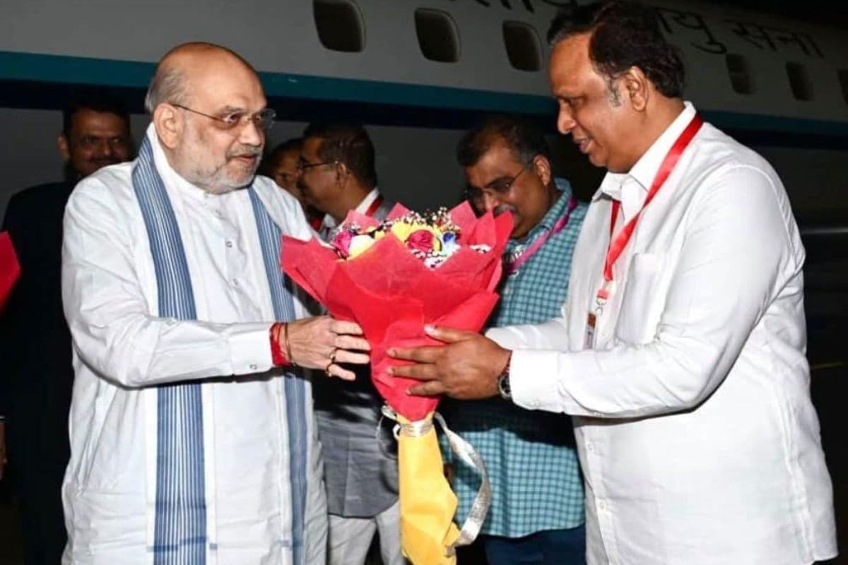 अमित शाह का मुंबई एयरपोर्ट पर गर्मजोशी से हुआ स्वागत, सीएम फडणवीस समेत कई नेता रहे मौजूद