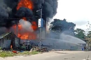 Sodepur CESC Fire: सोदपुर के पानीहाटी धानकल मोड़ पर सीईएससी ऑफिस में लगी भीषण आग। दमकल की 6 गाड़ियों ने पाया काबू। जानिए इस बड़े हादसे की पूरी खबर।