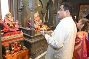 Nitin Gadkari Nagpur residence Ganpati Bappa arrival: नागपुर स्थित निवास पर परिवार के साथ की पूजा और आरती