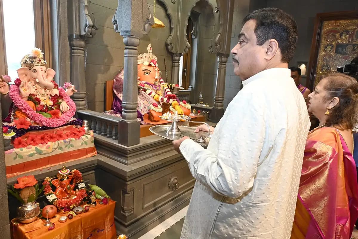 नितिन गडकरी के नागपुर स्थित निवास पर गणपति बप्पा का आगमन, परिवार के साथ की आरती