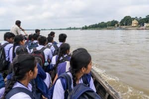 Malda Mahananda River: मालदा में महानंदा नदी का जलस्रोत बढ़ने के बावजूद सैकड़ों छात्र बिना लाइफ जैकेट नाव से स्कूल जा रहे हैं। छोटी नावों से सफर को लेकर सुरक्षा पर सवाल उठे हैं।