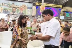Howrah station Swachhata Hi Seva campaign: हावड़ा स्टेशन पर पूर्व रेलवे की ओर से स्वच्छता ही सेवा अभियान आयोजित। जीएम गीतिका पांडे की उपस्थिति में सफाई अभियान और आधुनिक गाड़ियों का हुआ उद्घाटन।