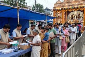 Asansol Durga Puja government schemes camp: आसनसोल में दुर्गापूजा पंडालों के पास लगेंगे सरकारी योजनाओं के फॉर्म भरने के कैंप। मंत्री अग्निमित्रा पाल ने बुजुर्गों के लिए अलग गेट और 10 अक्टूबर तक सड़कें ठीक करने का दिया आश्वासन।