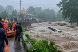 Agar Malwa Baglamukhi Temple Drain Car Accident: मध्य प्रदेश में दर्दनाक हादसा, मां बगलामुखी मंदिर के पास नाले में बह गई श्रद्धालुओं की गाड़ी, 3 बच्चों समेत 8 की मौत