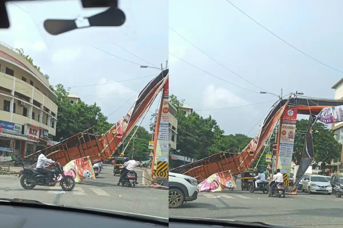 नागपुर के प्रतापनगर चौक पर गिरा विज्ञापन आर्च, मनपा से कार्रवाई की मांग