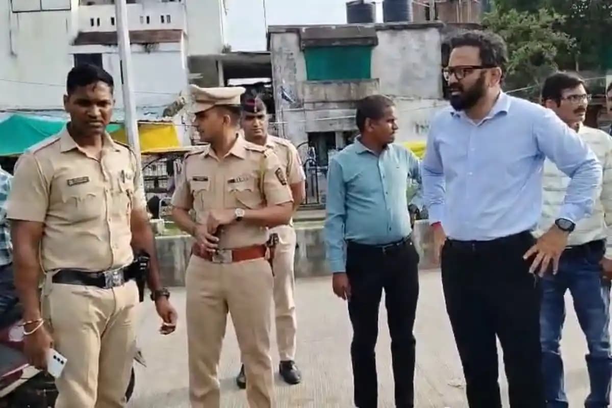 नागपुर के बुधवारी बाजार में एनएमसी आयुक्त का निरीक्षण, कबाड़ वाहनों और कचरे पर अधिकारियों को फटकार