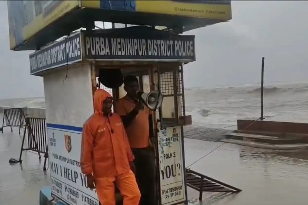 पूर्व मेदिनीपुर के दीघा में निम्न दबाव के असर से समुद्र उफान पर, पर्यटकों के समुद्र में उतरने पर रोक