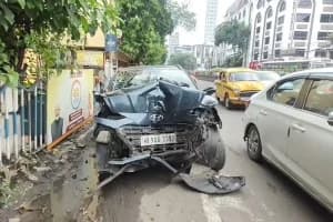 Kolkata Victoria Memorial car accident: कोलकाता में विक्टोरिया मेमोरियल के सामने तेज रफ्तार कार पेड़ से टकराई, चालक गिरफ्तार