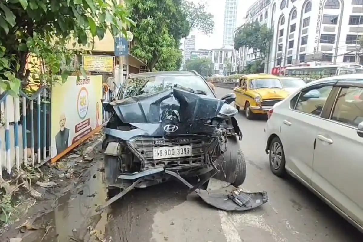कोलकाता में विक्टोरिया मेमोरियल के सामने तेज रफ्तार कार पेड़ से टकराई, चालक गिरफ्तार