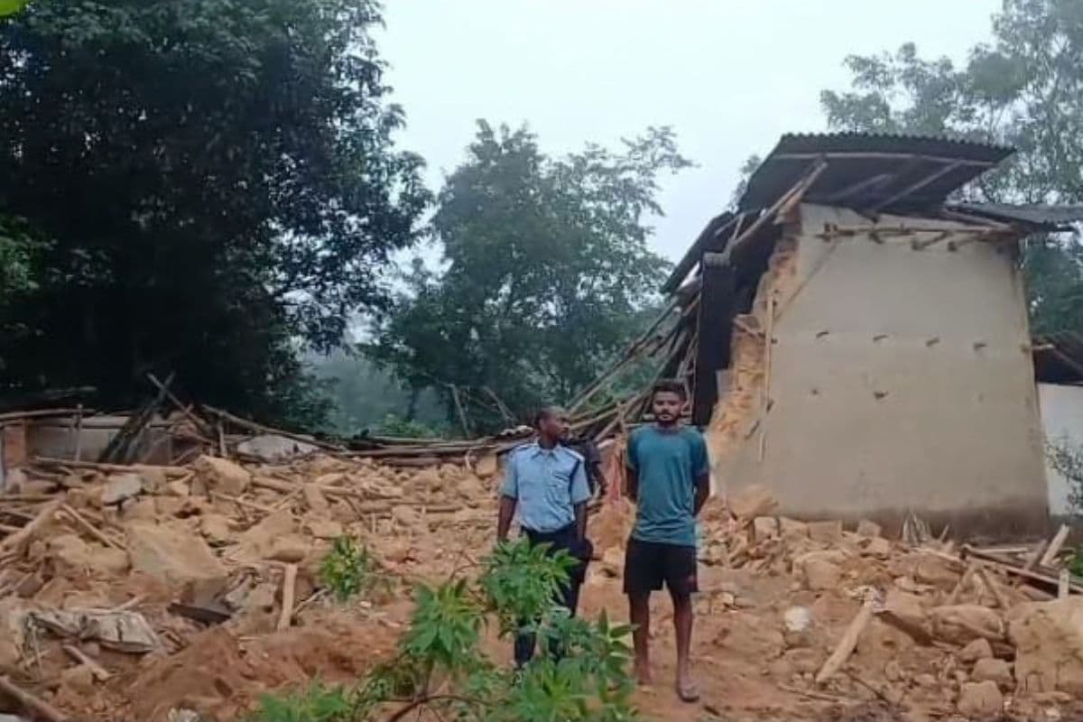 झाड़ग्राम में देर रात मिट्टी का घर ढहा, मलबे में दबकर पति की मौत और पत्नी घायल