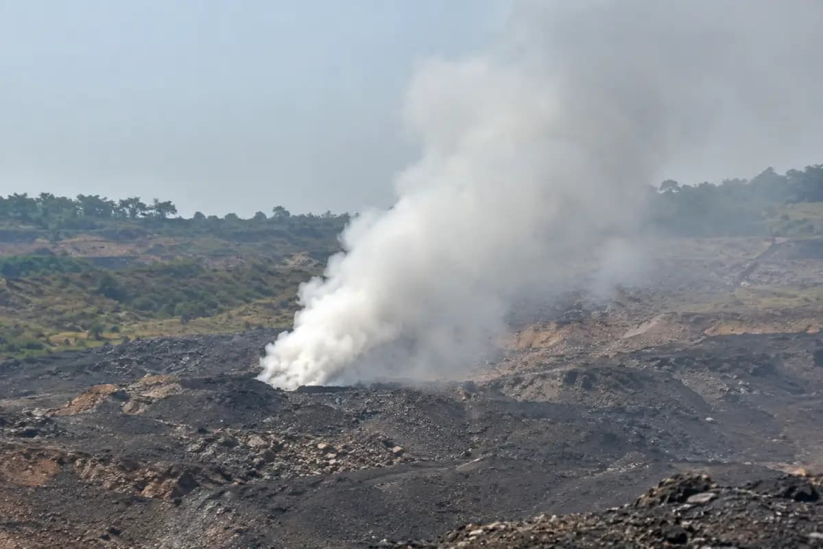 पश्चिम बर्धमान समाचार: आसनसोल के जामुड़िया में न्यू केंदा ओसीपी से लगातार धुआं निकलने पर दहशत, सांस लेने में परेशानी से लोग परेशान