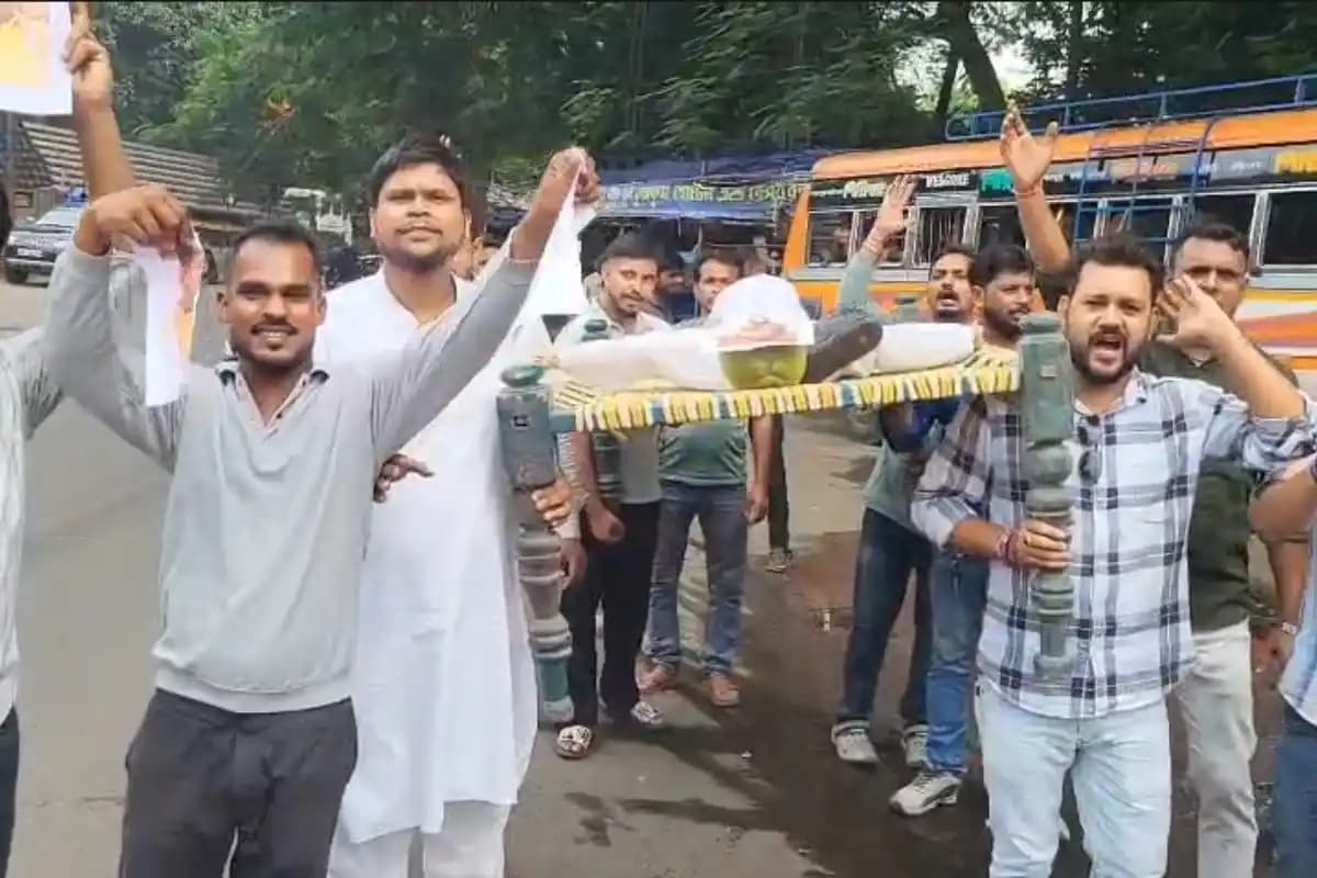 दुर्गापुर में हुमायूं कबीर के खिलाफ भाजपा युवा मोर्चा का प्रदर्शन, पुतले को जूतों की माला पहनाकर जताया विरोध