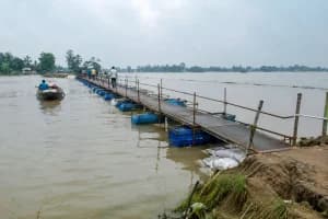 Malda Bhutni flood embankment cut floating footbridge: मालदा में कटे बांध पर बन रहा अस्थायी पैदल पुल, नाव से आवागमन की परेशानी होगी कम