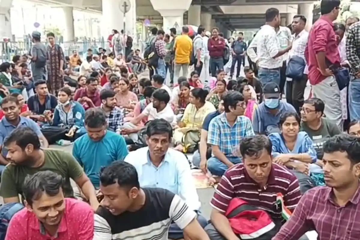 कोलकाता में विकास भवन के सामने आईसीटी अनुबंधित कंप्यूटर शिक्षकों का धरना जारी