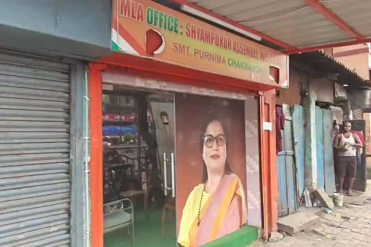 कोलकाता के श्यामपुकुर में भाजपा विधायक पूर्णिमा चक्रवर्ती के कार्यालय में देर रात हमला