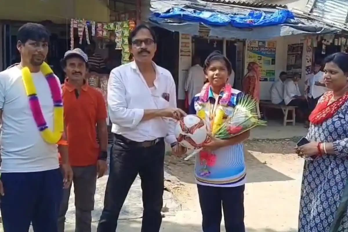 मालदा की सुदीप्ता मंडल ने टूटे पैर के बाद राष्ट्रीय फुटबॉल चैंपियनशिप में बंगाल को दिलाया खिताब