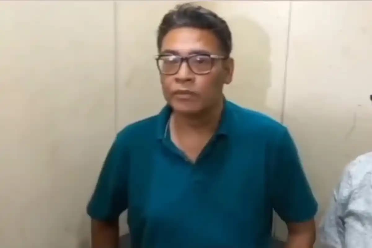 कोलकाता में दुर्गापूजा में कथित आर्थिक अनियमितता के मामले में पूर्व मंत्री इंद्रनील सेन ईडी के सामने पेश