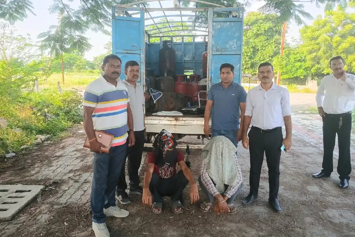 नागपुर के हिंगणा में अवैध गैस सिलेंडर भंडारण पर पुलिस की कार्रवाई