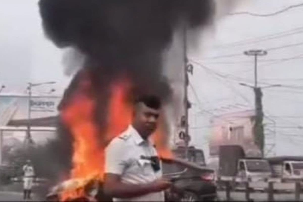 कोलकाता के एम बाइपास पर चलती कार में लगी आग, मौके पर पहुंची पुलिस और दमकल