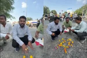 Nagpur Omkar Nagar road pothole birthday BSP protest: नागपुर के ओमकार नगर में एक साल पुराने गड्ढे का बसपा ने मनाया जन्मदिन, मनपा पर उठाए सवाल