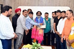 हेमन्त सोरेन से रांची जिला दुर्गा पूजा समिति के प्रतिनिधिमंडल ने की मुलाकात