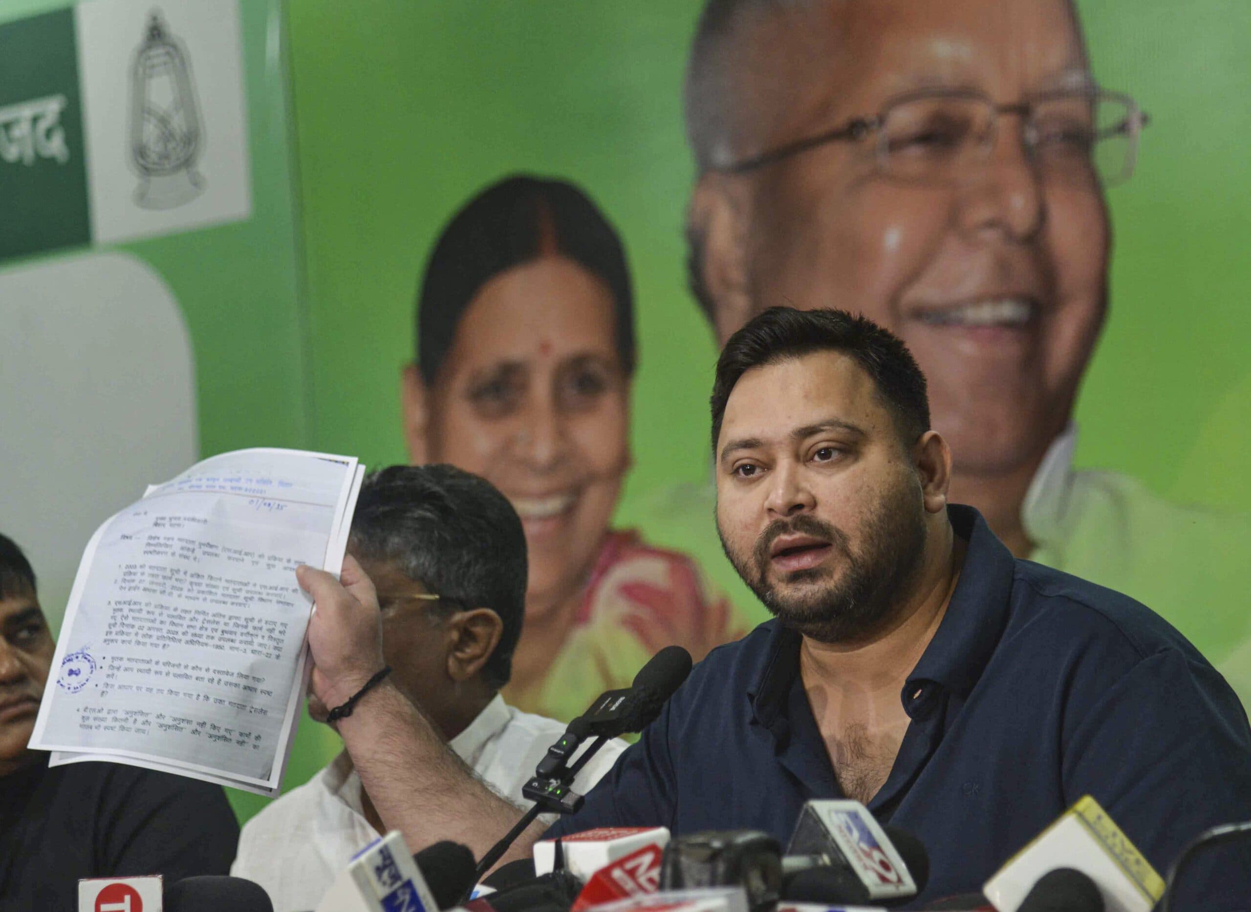Bihar SIR Draft Roll 2025: बिहार मतदाता सूची पर तेजस्वी आरोप से बवाल