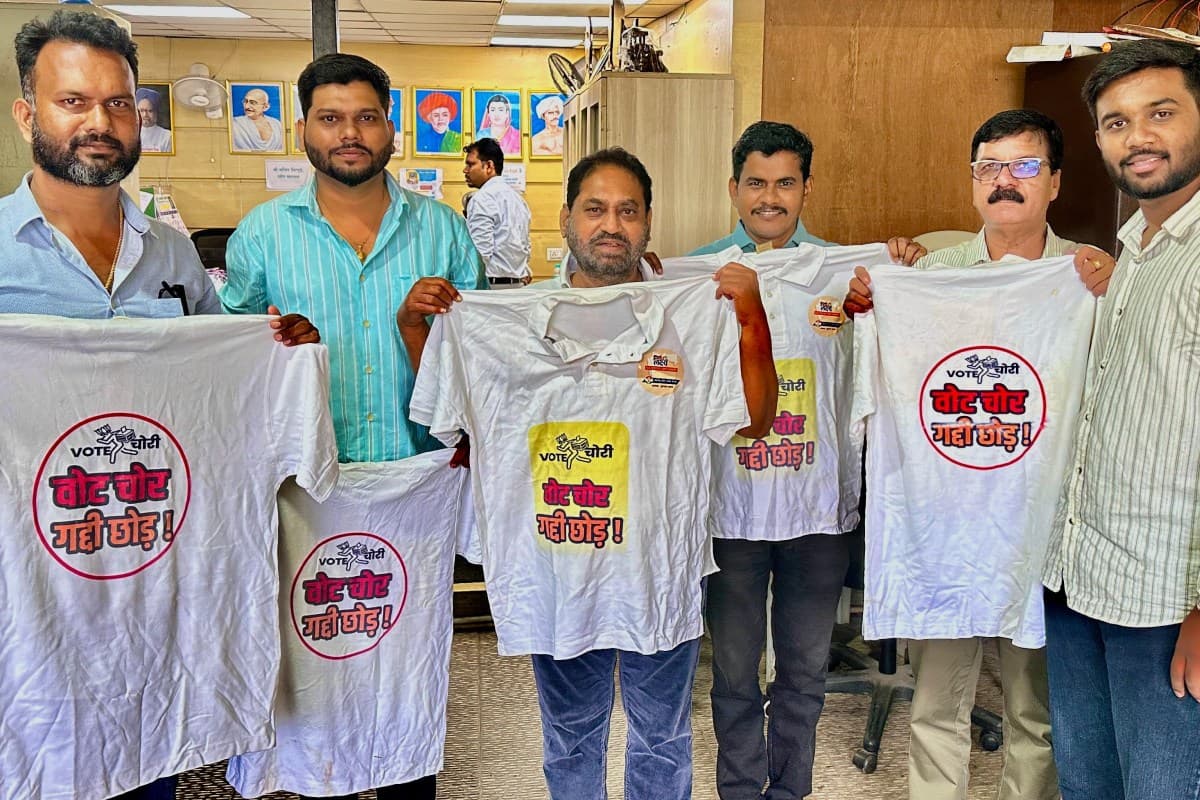 Vote Chor T-shirt: “वोट चोर गद्दी छोड़” टी-शर्ट पहनकर नागपुर में विरोध प्रदर्शन