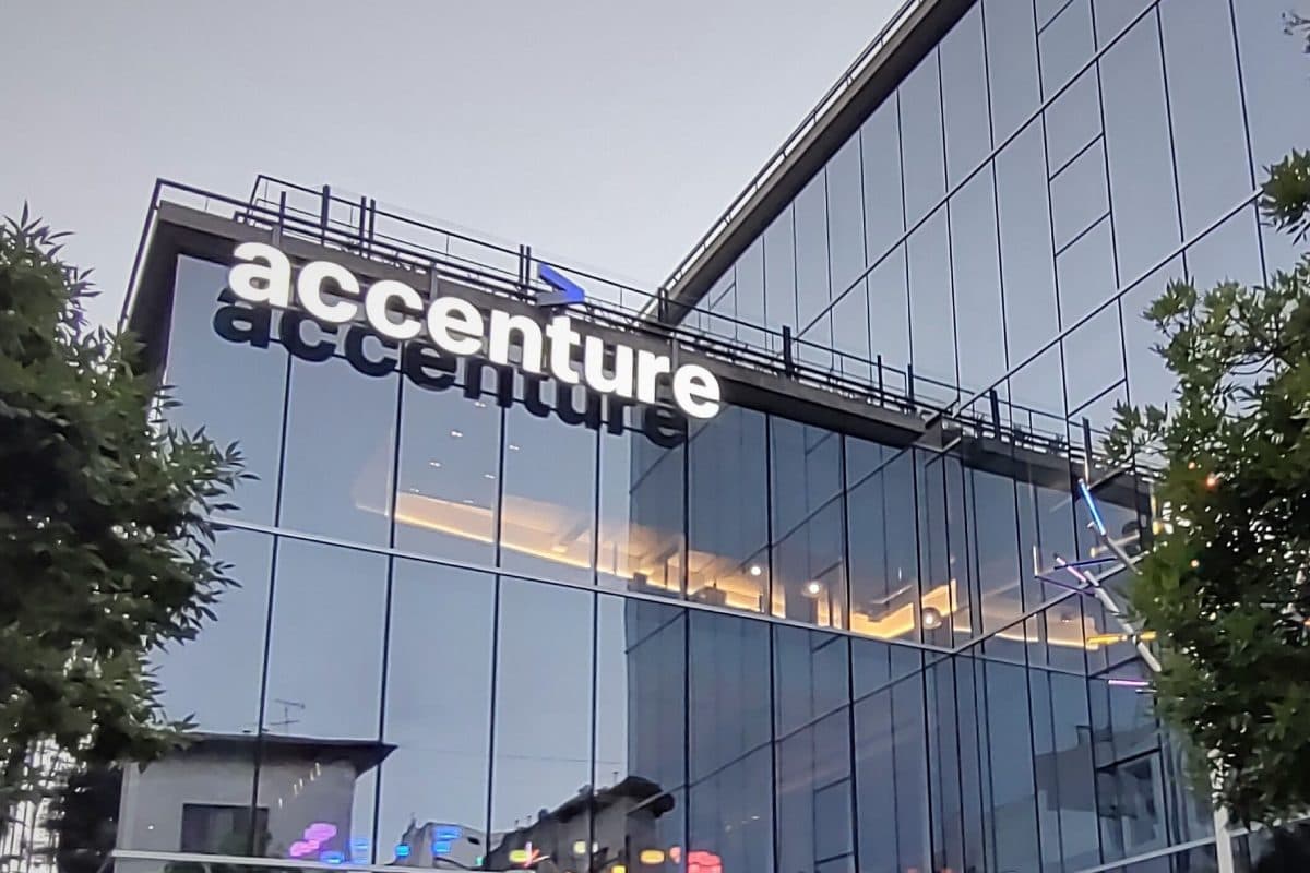 Accenture FY26 Outlook: Layoffs और Acquisition Pullbacks के बीच धीमी वृद्धि का संकेत