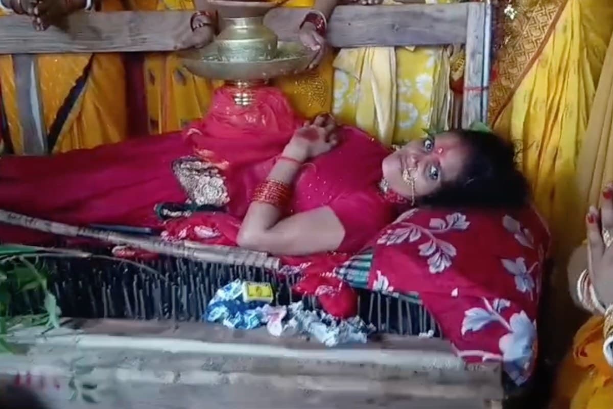 अथमलगोला की मनीषा देवी – लोहे की कील के बिछावन पर कलश और निर्जला उपवास से बनीं आस्था का केंद्र