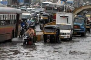 Mumbai Rain Alert: भारी बारिश से थमी मुंबई की रफ्तार, ऑरेंज अलर्ट जारी, स्कूल-कॉलेज बंद