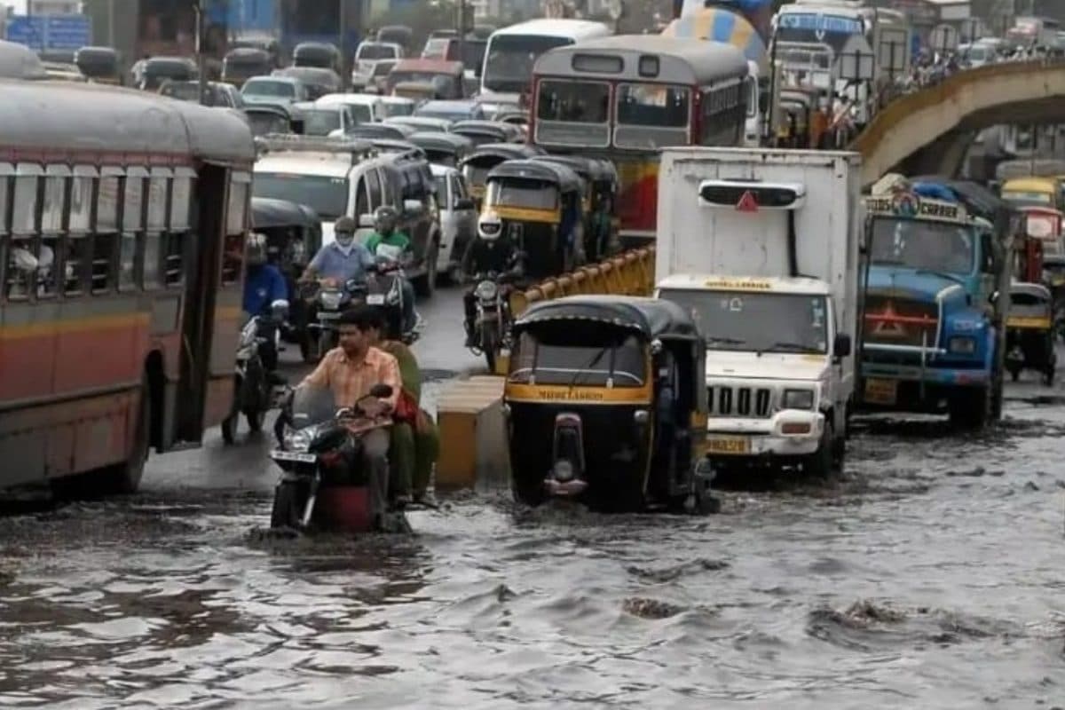 IMD ने जारी किया Orange Alert: मुंबई और उपनगरों में भारी बारिश की चेतावनी