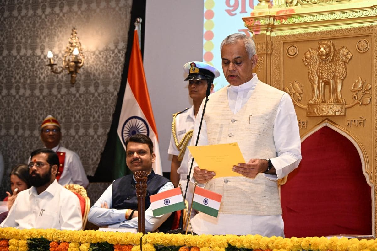 महाराष्ट्र के नए राज्यपाल आचार्य देवव्रत ने ली शपथ, देवेन्द्र फड़णवीस और एकनाथ शिंदे मौजूद