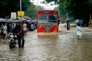 Mumbai Rains: IMD ने जारी किया ‘Red Alert’, Thane और Raigad में Waterlogging से जनजीवन प्रभावित