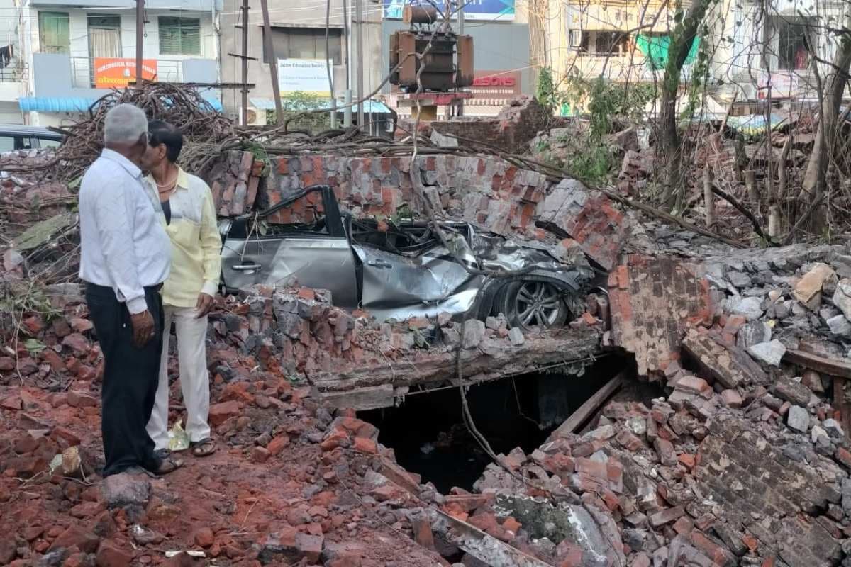 Nagpur Empress Mill Wall Collapse: 80 साल पुरानी दीवार गिरी, 4 गाड़ियाँ दबीं, 2 लड़कियाँ घायल