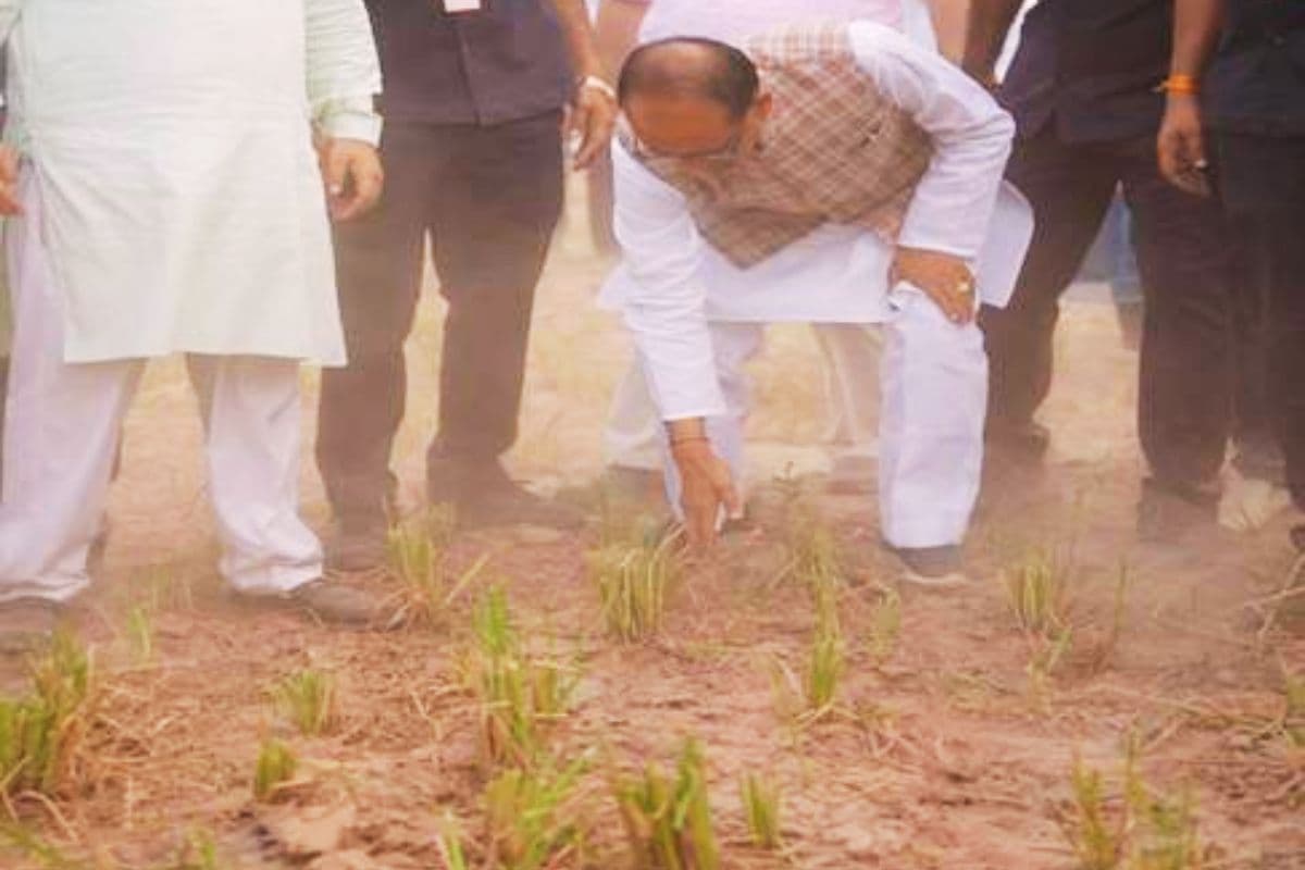 PHOTOS: जम्मू के बाढ़ प्रभावित किसानों से मिले शिवराज सिंह चौहान, खेतों में जाकर नुकसान का लिया जायजा