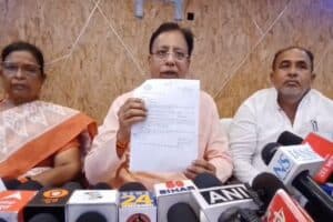 The diesel theft controversy in Bettiah escalated. MP Sanjay Jaiswal held a press conference to refute the allegations and accused IAS officer Manoj Kumar of conspiracy.